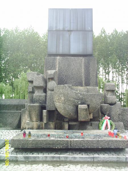 monument erigé a la memoire des victimes d auschwitz birkenau