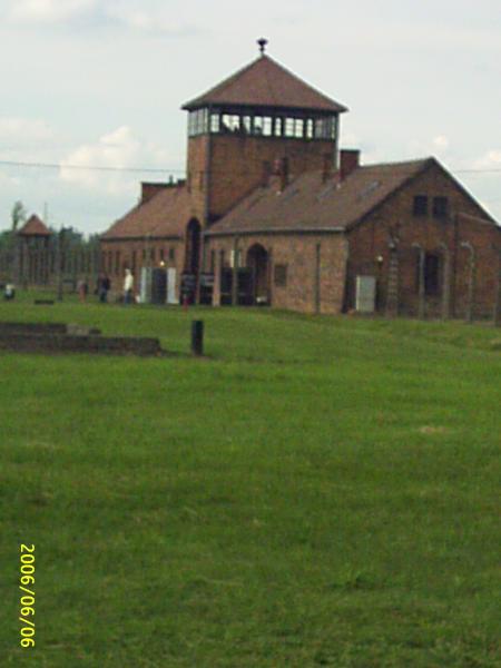 autre vue de l entrée principale de birkenau