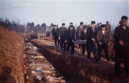 civils allemands enterrant les cadavres du camp de nordhausen