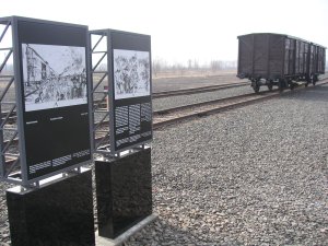 judenramp,rampe juive c est ici que les premiers convois de déportés arrivaient avant l extention de la ligne de chemin de fer jusqu'a l'interieure du camp