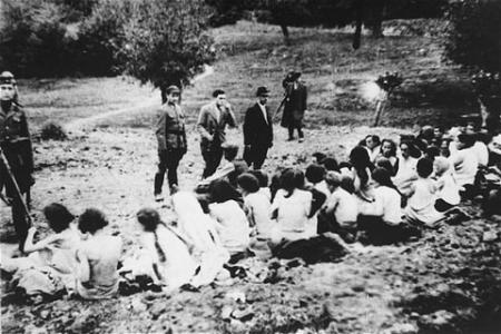 femmes attendant d etre tueés