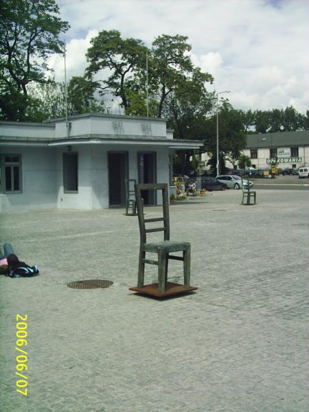 place bohaterow getta,c est sur  cette place qu étaient  regroupé les juifs de cracovie avant leur déportation vers auschwitz,treblinka ou sobibor