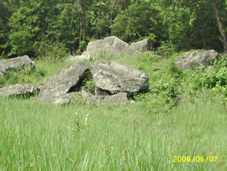 ruines du funerarium du cimetiére juif de cracovie