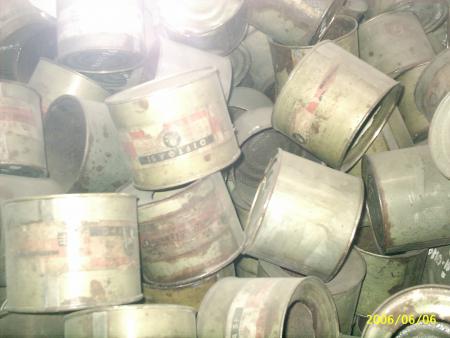 boites de zyklon b ,gaz mortel,utilisé pour asphyxier les gens dans les chambres a gaz