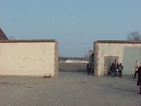entrée du camp de ravensbruk