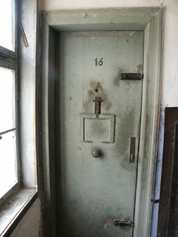 porte dune cellule ... c est pour dire combien les nazis avaient peur de pauvres prisonniers sous alimenté