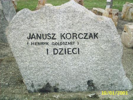 pierre en mémoire au docteur janusz korczak qui dirigeat l'orphelinat juif de varsovie il a perit a treblinka avec plus de 200 enfants 