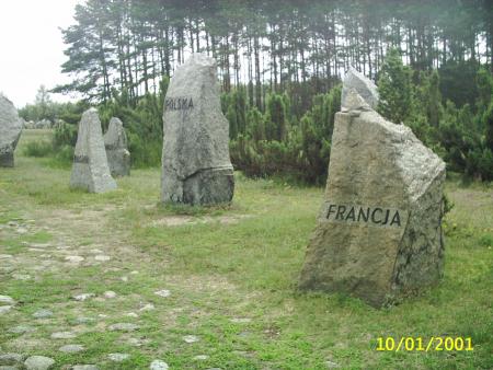 pierres en hommage aux victimes de toutes les nationalités extérminées a treblinka