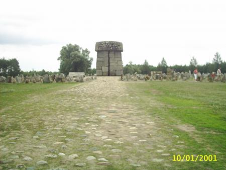 monument comémoratif en hommage aux plus de 800 000 victimes du camp